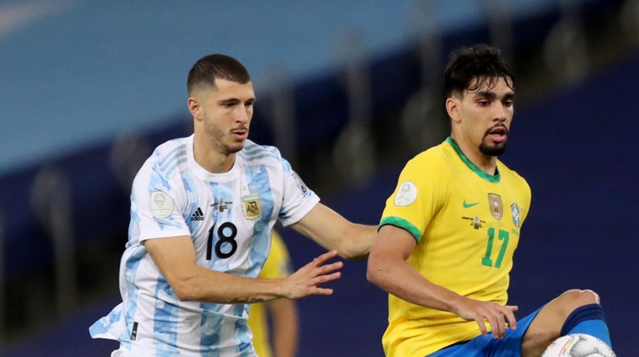 Guido Rodríguez presiona a Lucas Paquetá en el Argentina-Brasil de la última Copa América