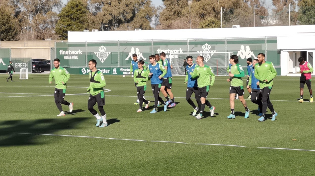 Los jugadores del Betis hacen carrera de activación durante el entrenamiento en la ciudad deportiva