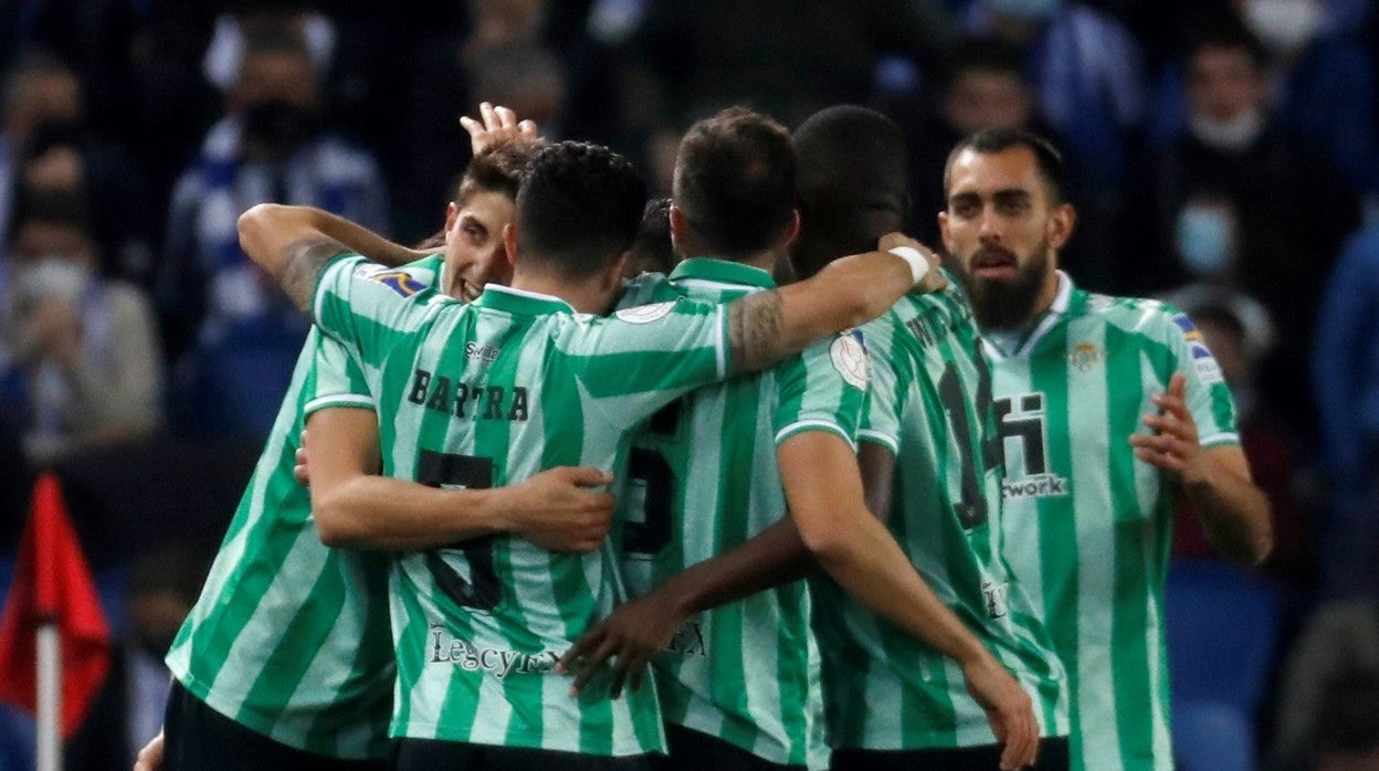 Los jugadores del Betis celebran el 0-2 de Juanmi ante la Real Sociedad