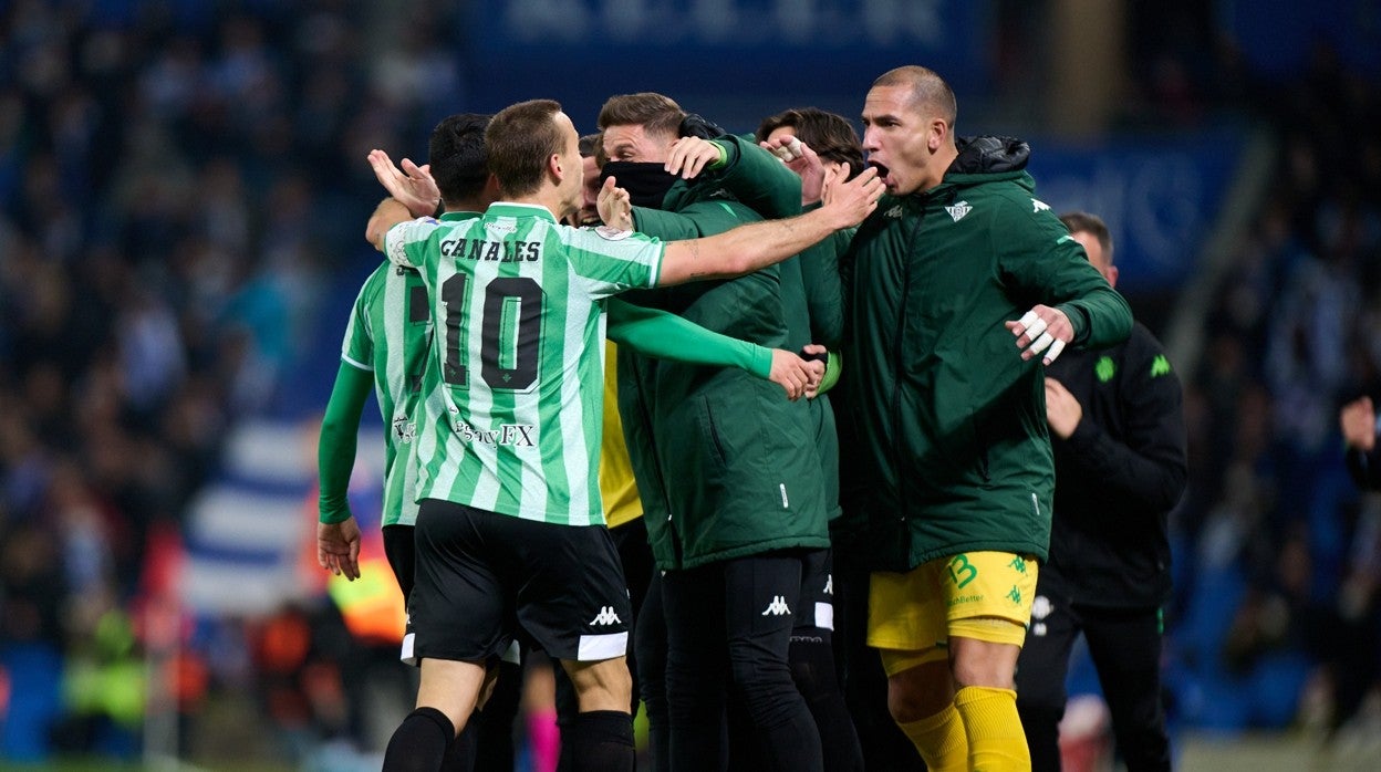 Los jugadores del Betis celebran uno de sus tantos a la Real Sociedad en la Copa