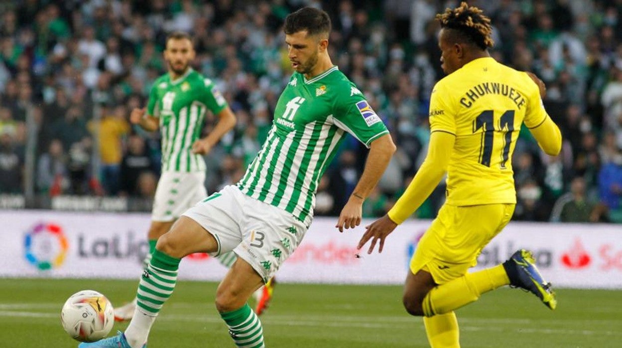 Guido Rodríguez controla el balón ante Chukwueze durante el Betis - Villarreal