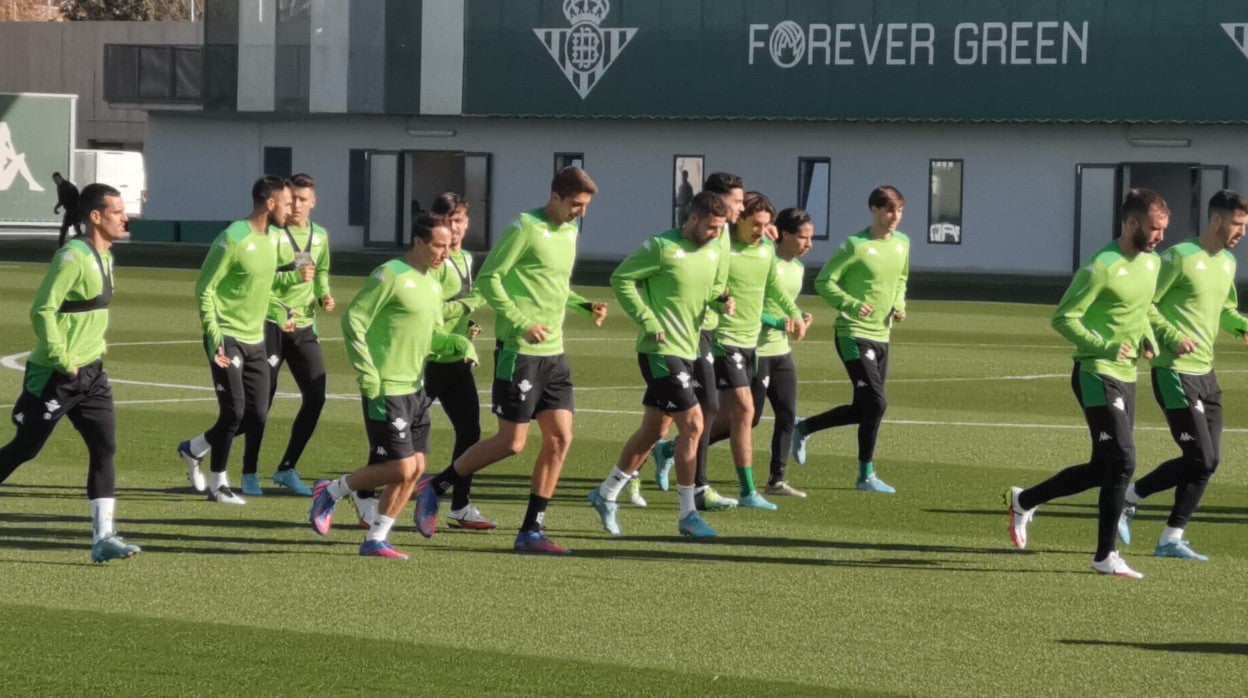 Los jugadores del Betis hacen carrera continua en la ciudad deportiva Luis del Sol
