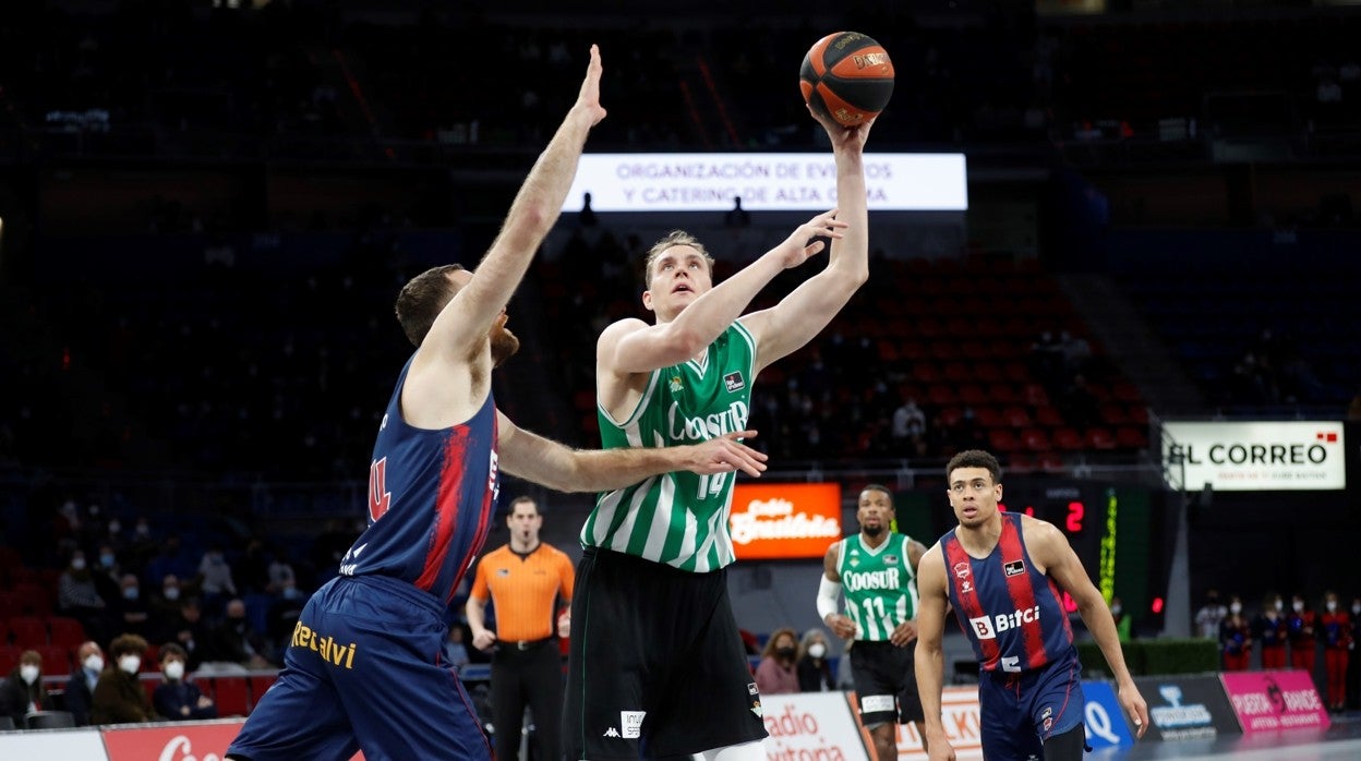 Pasecniks, lanzando a la canasta del Bitci Baskonia con su mano izquierda