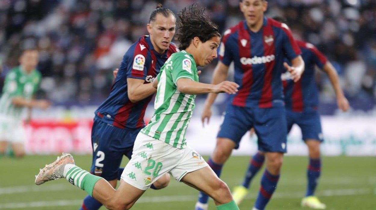 Lainez avanza ante Son durante el Levante - Betis