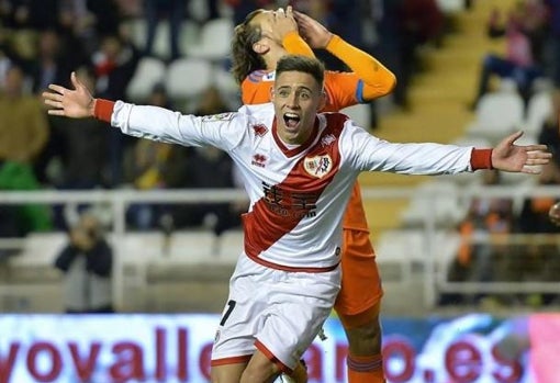 Álex Moreno celebra un gol con la camiseta rayista