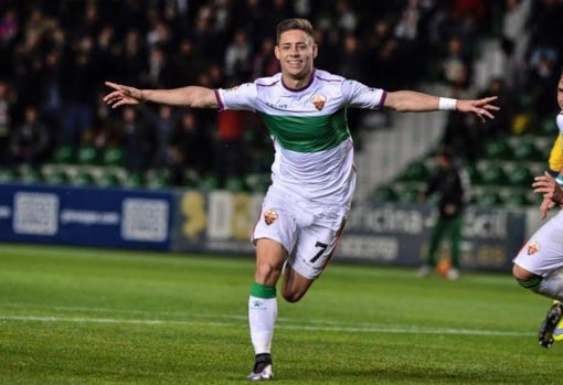 La típica celebración de Álex Moreno, ahora con la camiseta del Elche