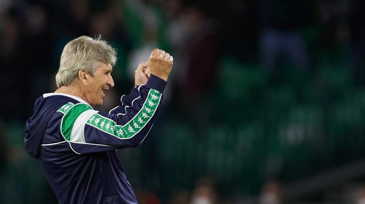 Manuel Pellegrini celebra el empate del Betis ante el Zenit que le permite a los verdiblancos acceder a octavos de final en la Liga Europa
