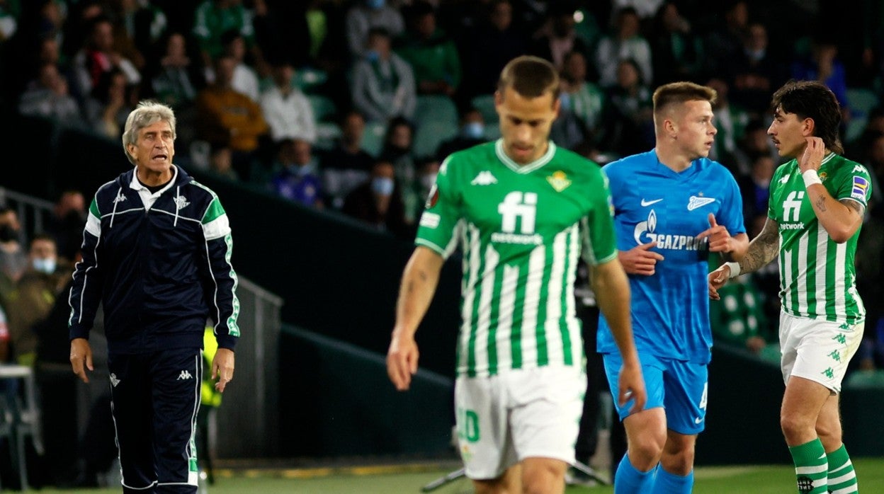 Manuel Pellegrini da indicaciones a sus jugadores desde la banda durante el Betis - Zenit