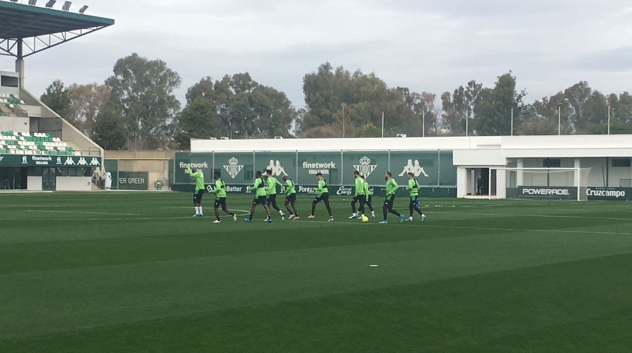 Los jugadores del Real Betis se ejercitan en la ciudad deportiva Luis del Sol