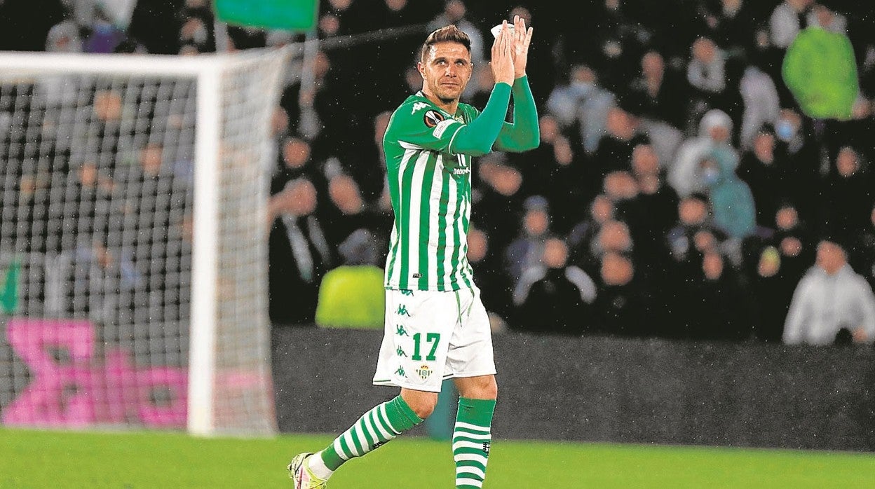 Joaquín aplaude a los aficionados brazalete en mano durante un partido de la UEFA Europa League