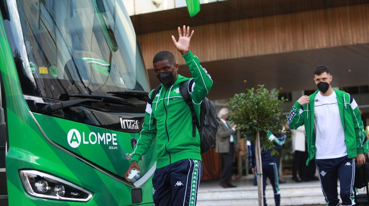William Carvalho saluda al salir de la concentración del Betis hacia el derbi