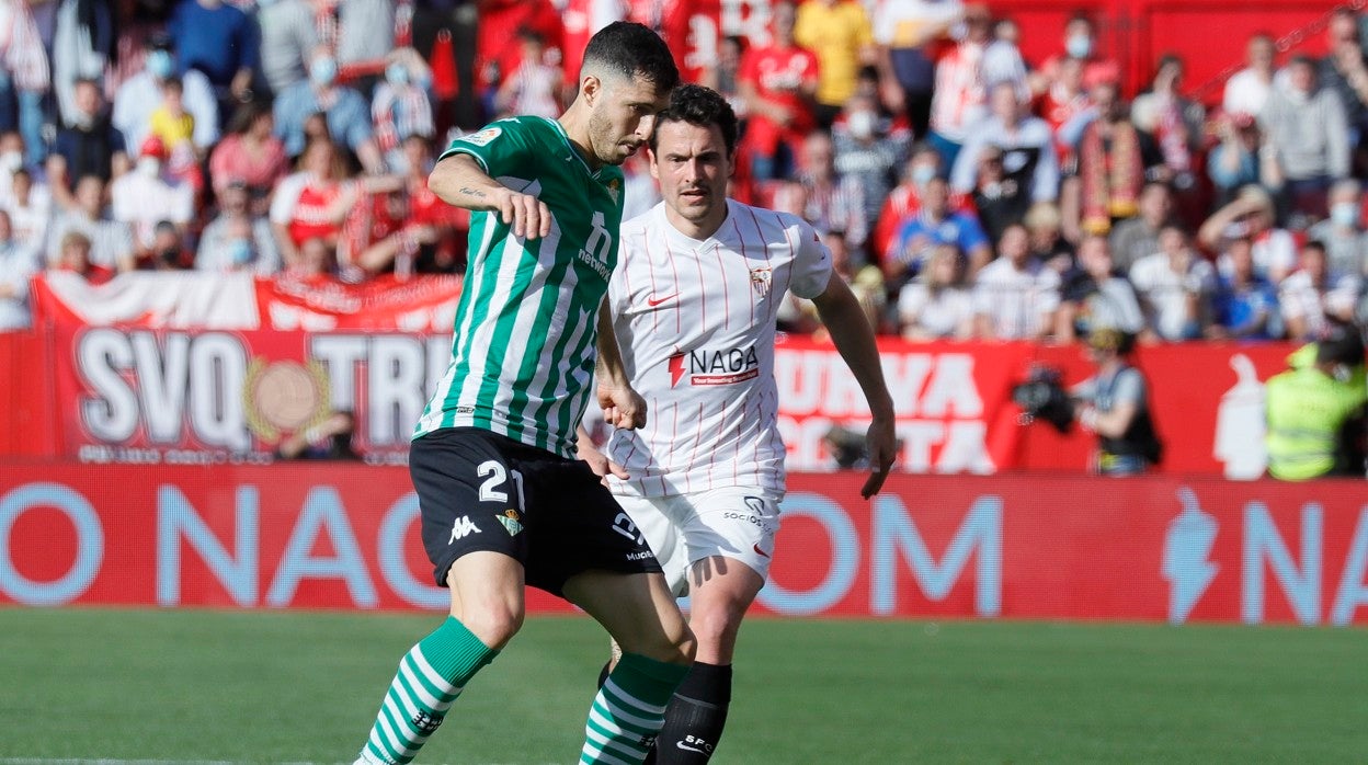 Guido Rodríguez, junto a Delaney, durante el encuentro jugado ayer