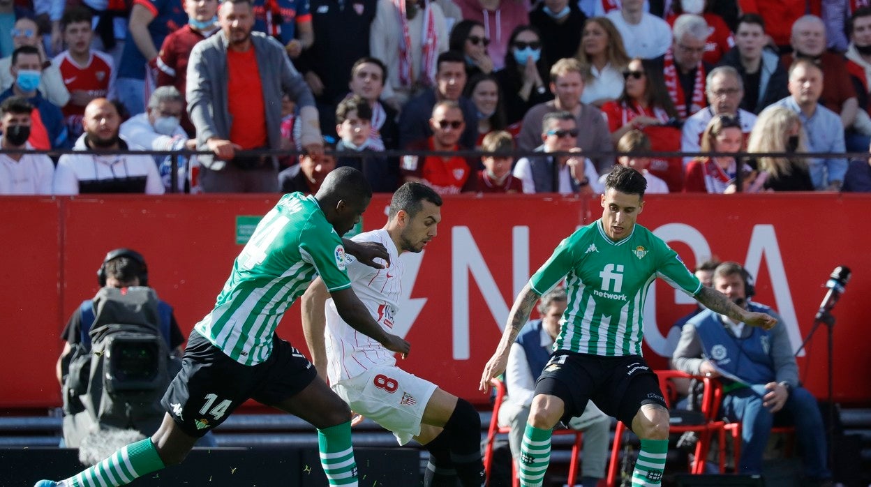 Tello y William Carvalho tratan de presionar a Joan Jordán durante el derbi entre el Sevilla y el Betis