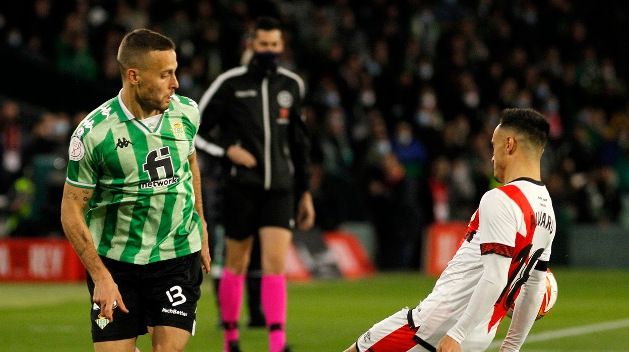 Canales se marcha de Álvaro García durante el Betis - Rayo