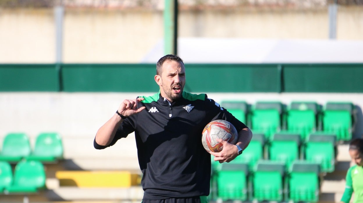 Juan Carlos Amorós da instrucciones a sus jugadoras durante un entrenamiento