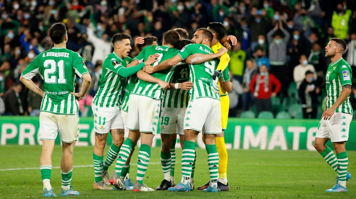 Los jugadores del Betis se felicitan al acabar la eliminatoria ante el Zenit