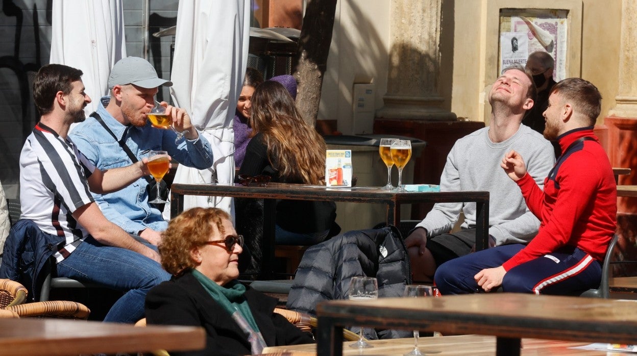 Aficionados del Eintracht disfrutan del sol y la cerveza en Sevilla