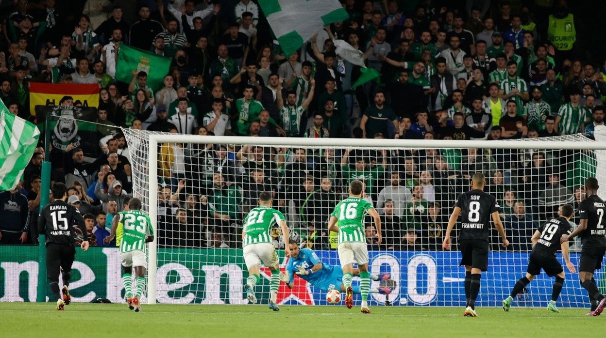 Bravo detiene un penalti a Santos Borré