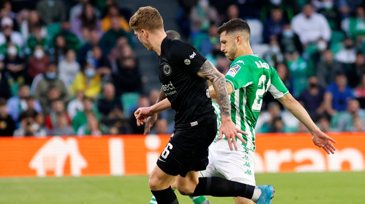 Guido Rodríguez, en un lance del Real Betis - Eintracht de Frankfurt