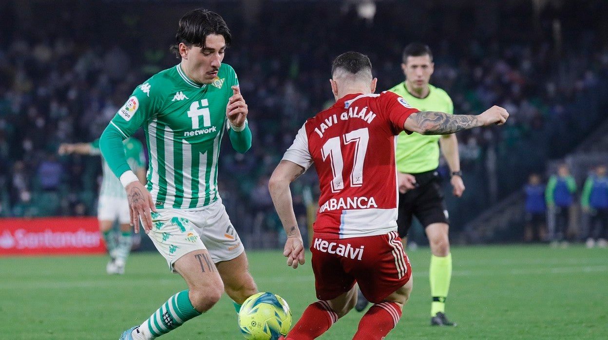 Bellerín trata de encarar a Javi Galán en el Betis-Celta