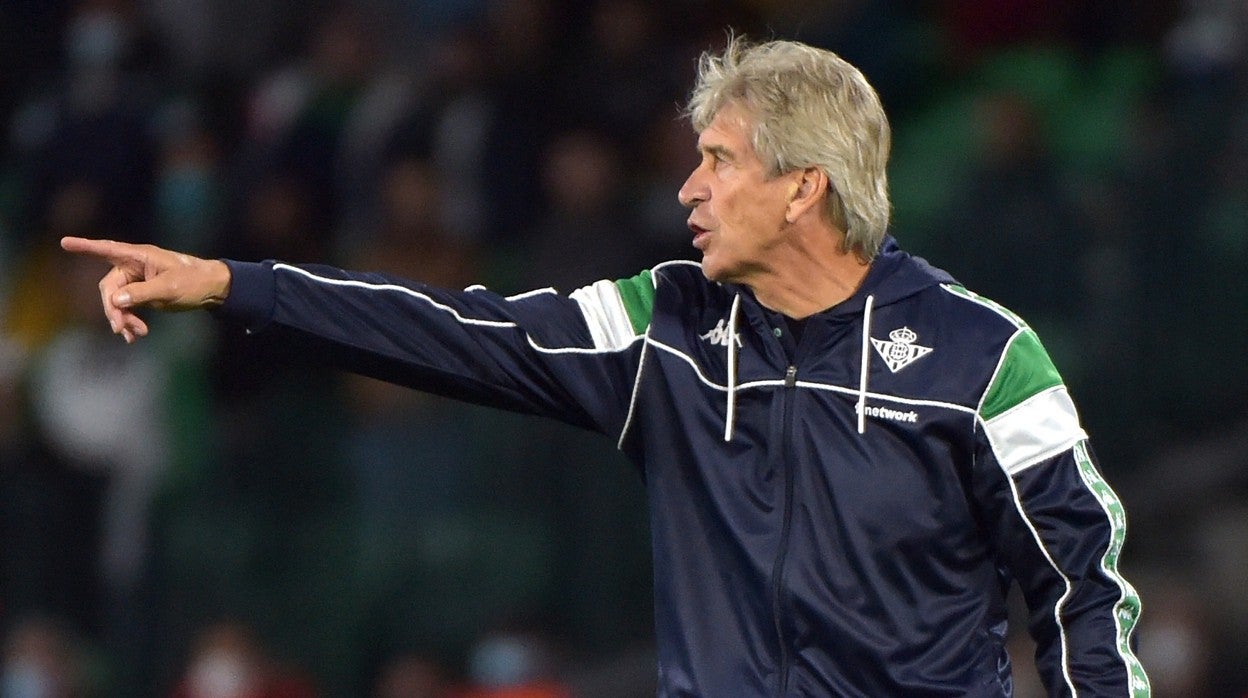 Pellegrini hace gestos durante uno de los últimos partidos del Betis esta temporada