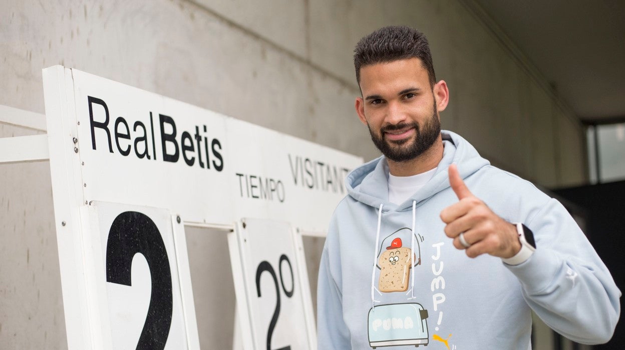 Willian José, delantero del Real Betis, posa durante la entrevista