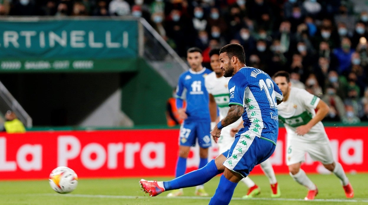 Willian José lanza un penalti durante el Elche - Betis