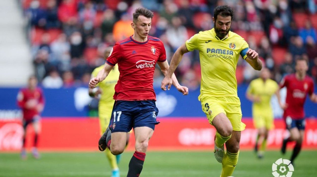 Budimir y Albiol, durante el C. A. Osasuna-Villarreal de LaLiga 21-22