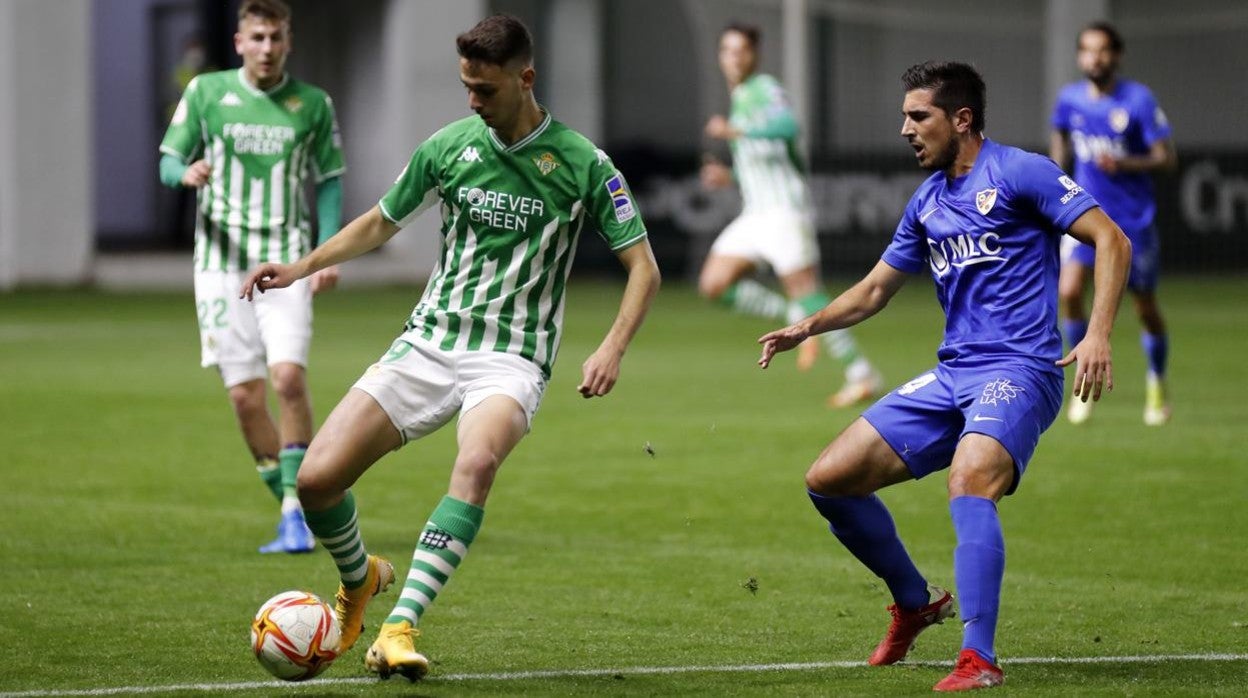 Raúl toca de cara en el partido frente al Linares Deportivo