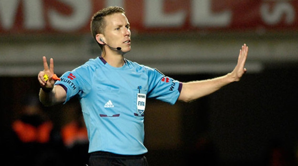 Alejandro Hernández Hernández dirigiendo un partido