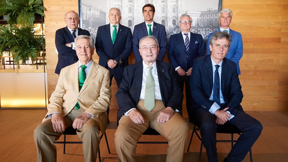Homenaje del Real Betis a los expresidentes del club con motivo de la final