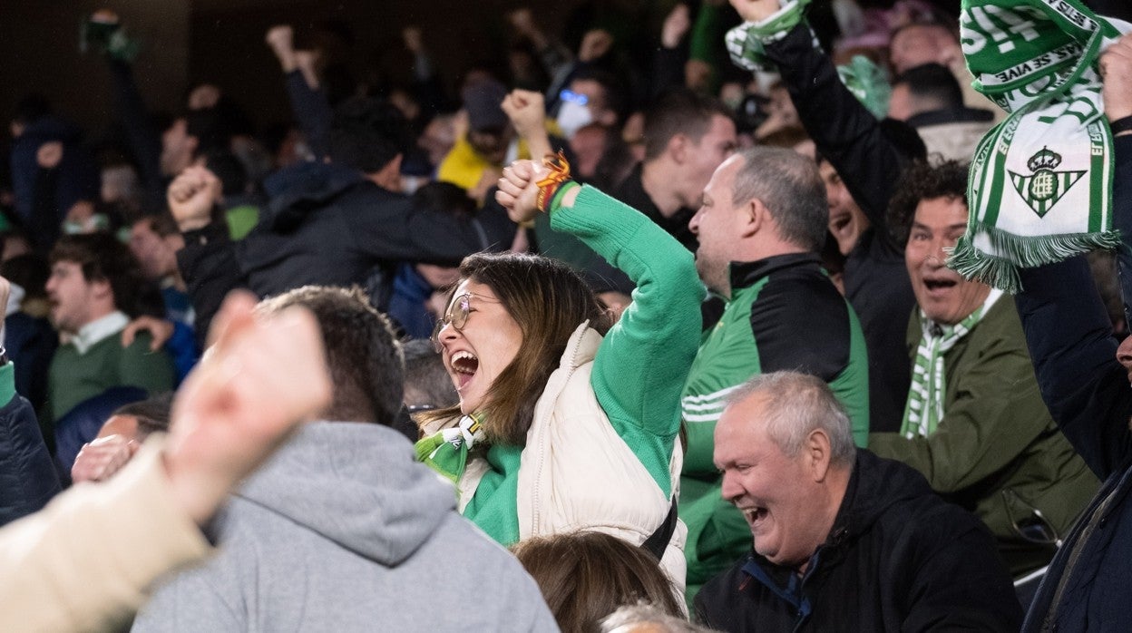Una seguidora del Betis celebra un gol en el estadio Benito Villamarín