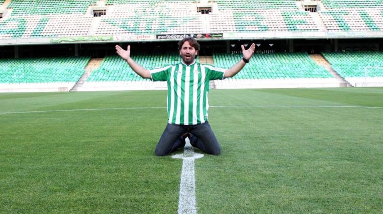 Antonio Garrido sobre el césped del Benito Villamarín