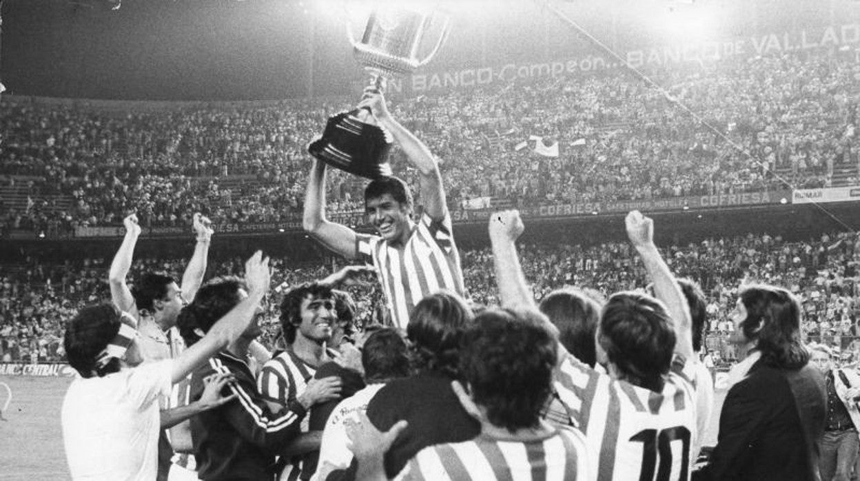 Rogelio levanta la Copa del Rey de 1977 al cielo de Madrid aupado por sus compañeros