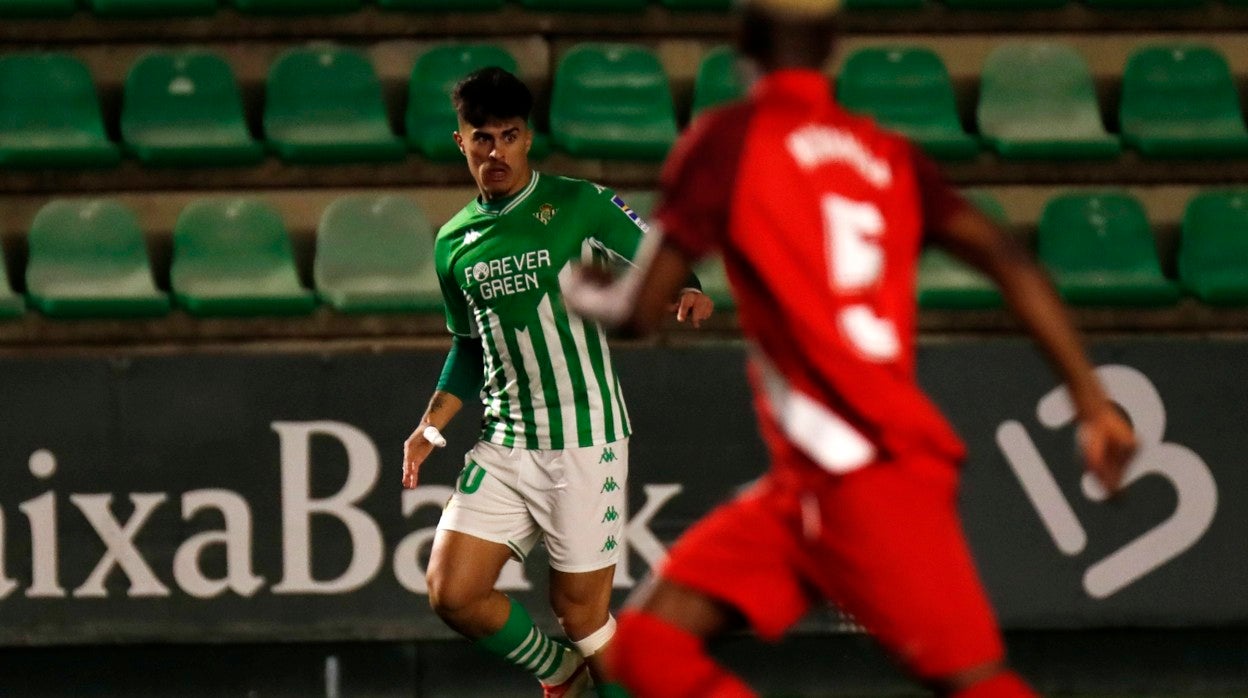 Juan Cruz conduce el balón en el derbi de ida celebrado en la Luis del Sol