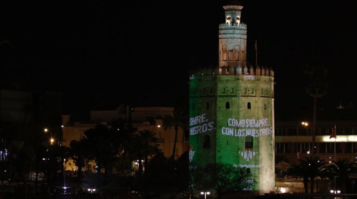 La Torre del Oro iluminada con los colores del Betis
