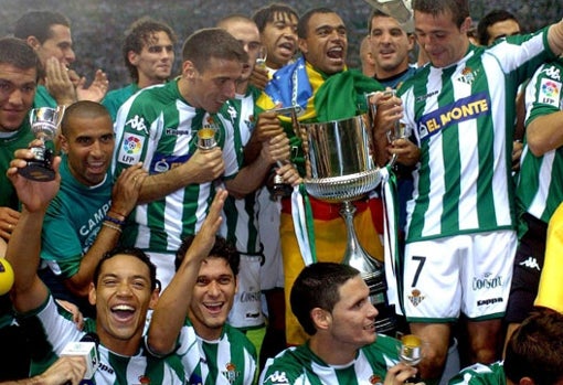 Los jugadores del Betis celebran el triunfo en la final de Copa de 2005