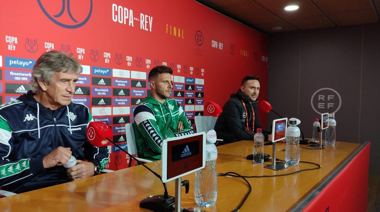 Joaquín, durante su comparecencia junto a Manuel pellegrini previa a la final de la Copa del Rey que disputarán este sábado el Real Betis y el Valencia