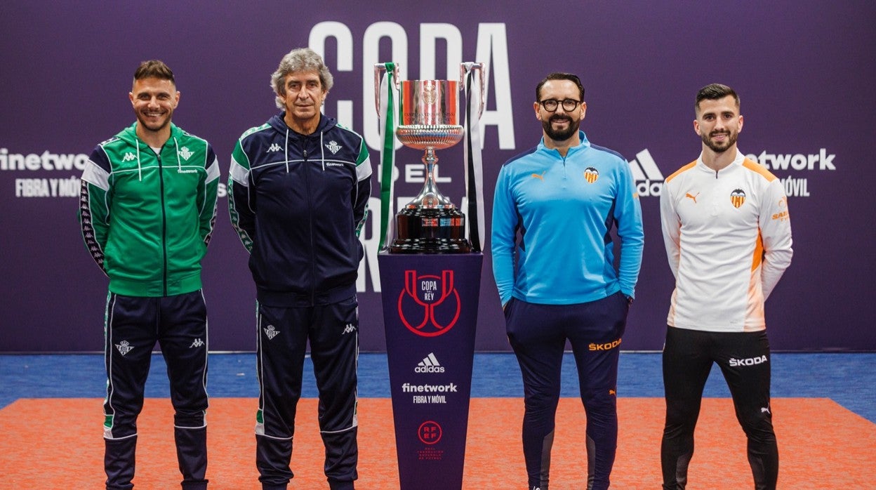 Los entrenadores y capitanes del Real Betis y el Valencia CF, con el trofeo de la Copa del Rey