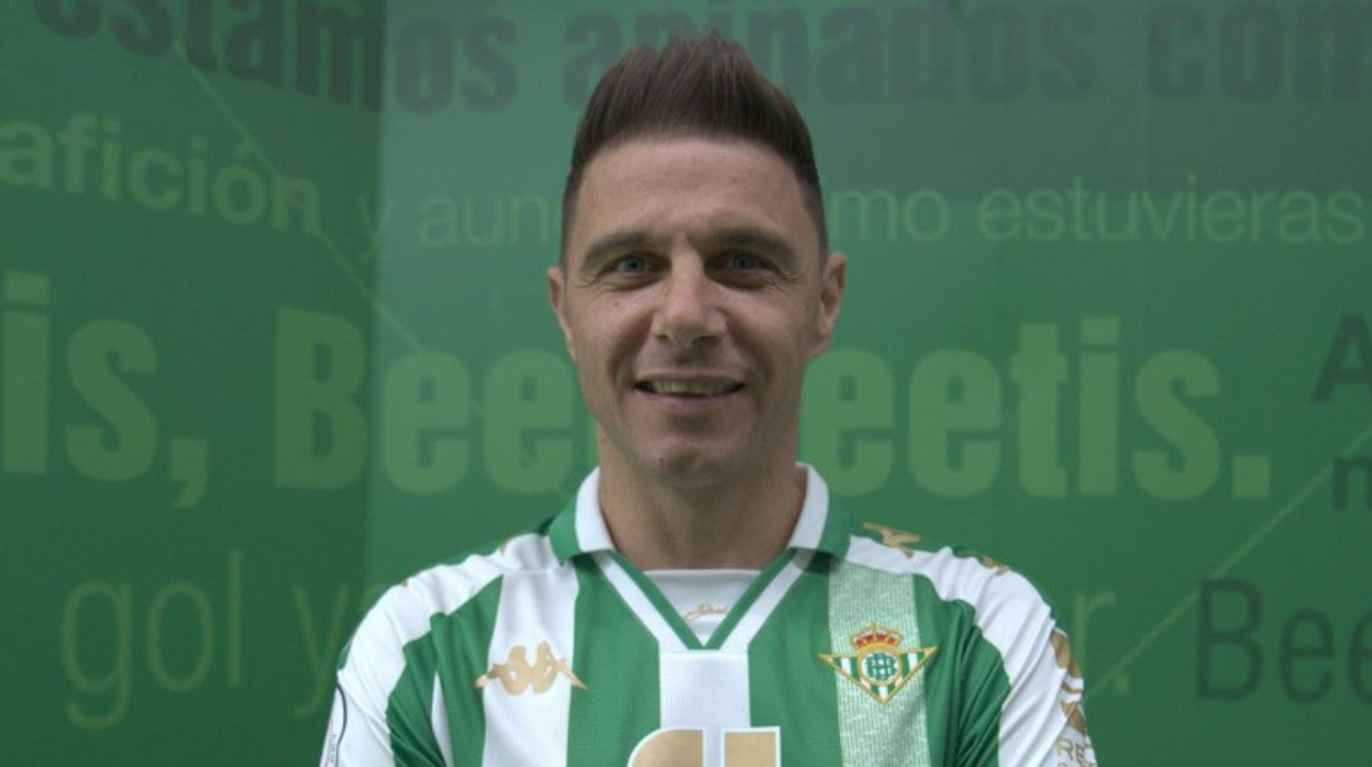 Joaquín, modelo de la camiseta del Betis para la final de la Copa del Rey