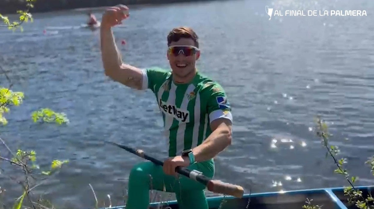 Pablo Martínez, con la camiseta del Real Betis sobre su embarcación