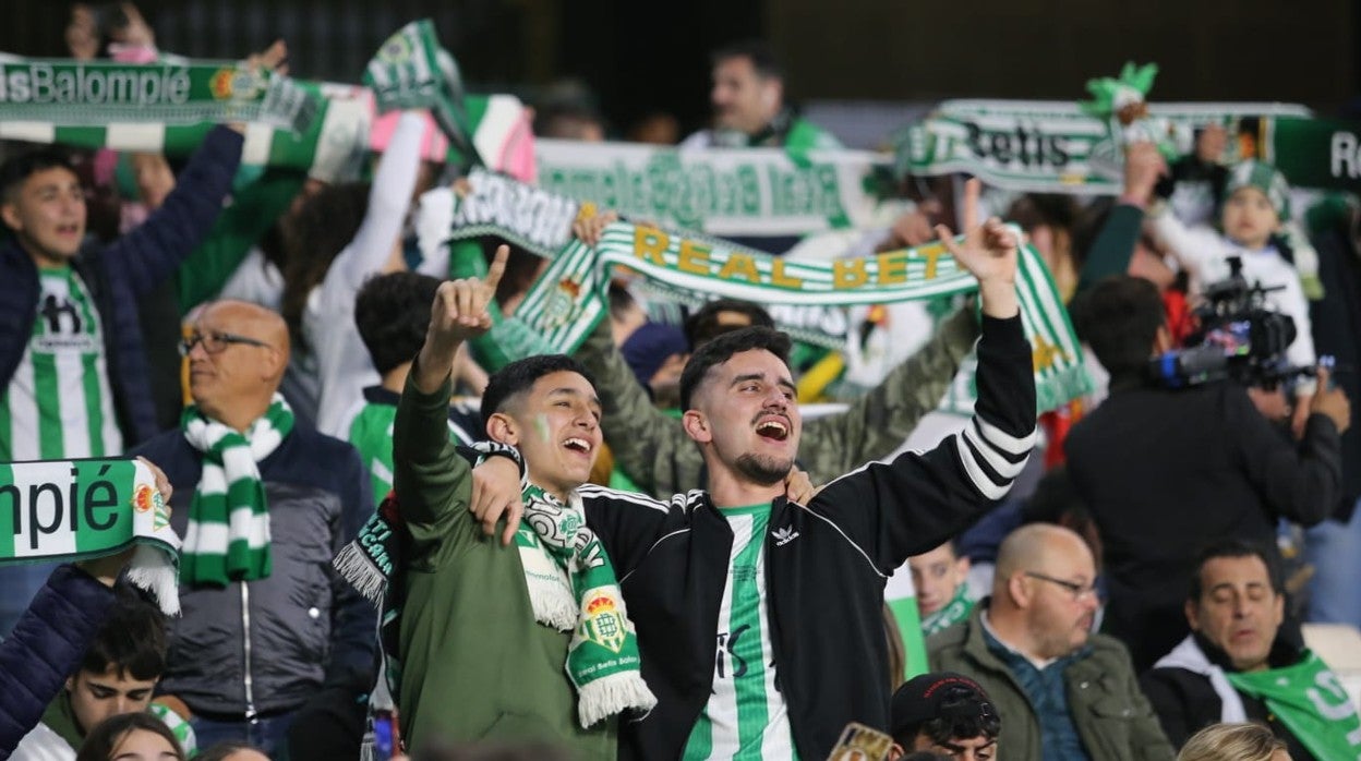 Aficionados cantan el himno del Betis en el Benito Villamarín