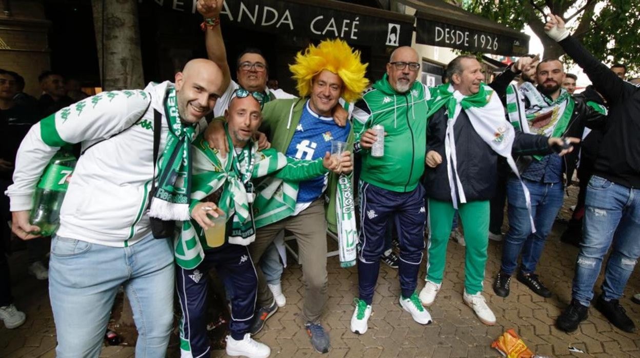 Seguidores verdiblancos en la Alameda esperando la final Betis - Valencia