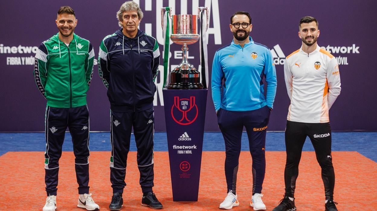 Joaquín, Pellegrini, Bordalás y Gayá flanquean a la Copa del Rey en el estadio de la Cartuja en la previa de la final Betis - Valencia