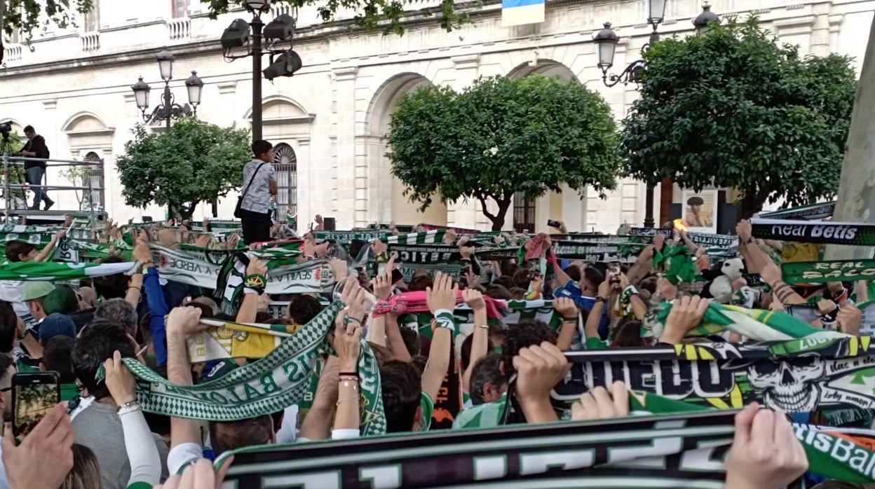 Los béticos ya esperan en la Plaza Nueva la llegada del Betis para celebrar el título de Copa