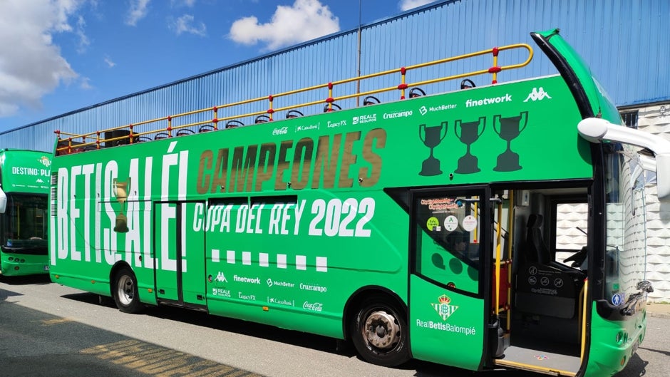 El autobús especial que llevará al Betis campeón por las calles de Sevilla ya está preparado