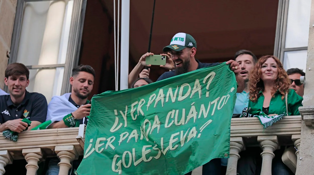 Momento en el que Borja Iglesias muestra en el balcón del Ayuntamiento la bandera en la que se podía leer «Y er Panda, ¿er Panda cuántos goles lleva?»