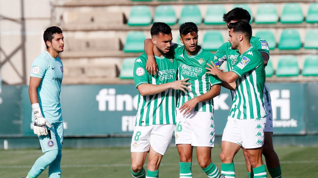 Abrazos a Callejón, autor del primer gol del filial verdiblanco