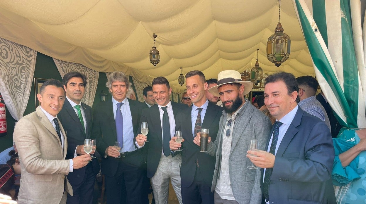 Los representantes de la plantilla, cuerpo técnico y directiva posan en el brindis de la Feria