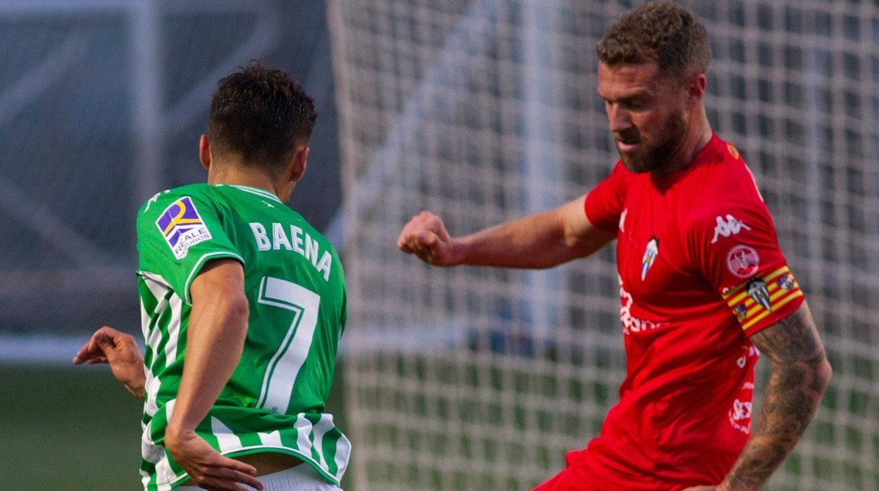 El bético Baena, en un lance del duelo ante el Alcoyano